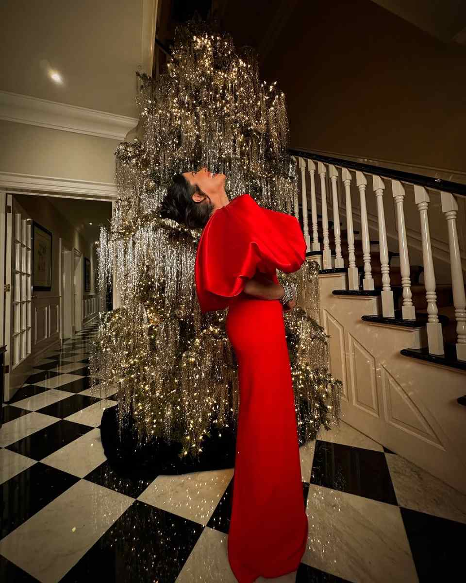 El árbol de Navidad de Martha Debayle fue decorado con más de 42 mil hilos de plata.