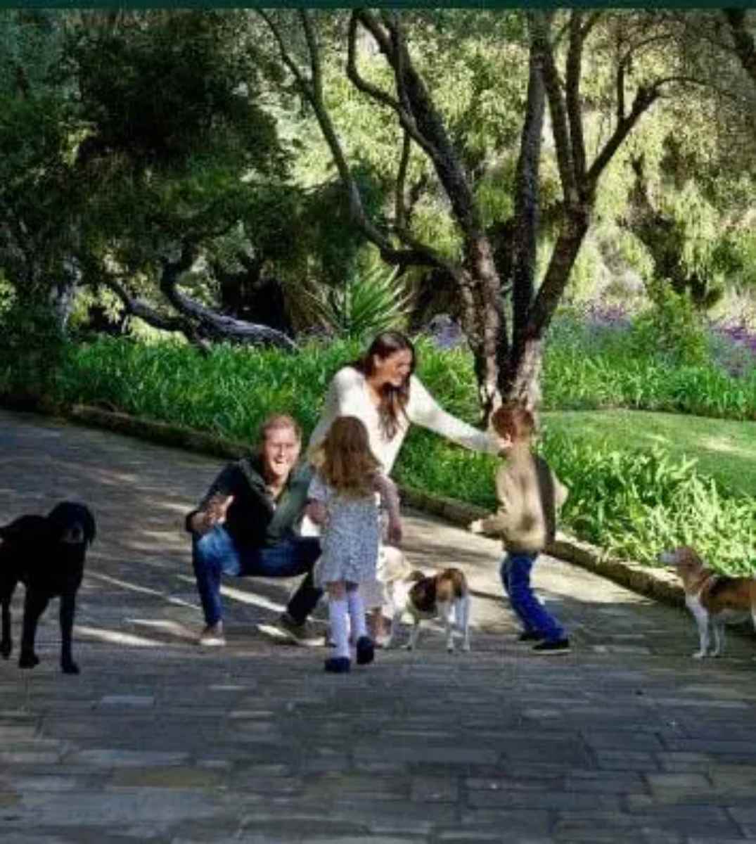 En la felicitación de los duques de Sussex compartieron una imagen de sus hijos Archie Harrison y Lilibet Diana.
