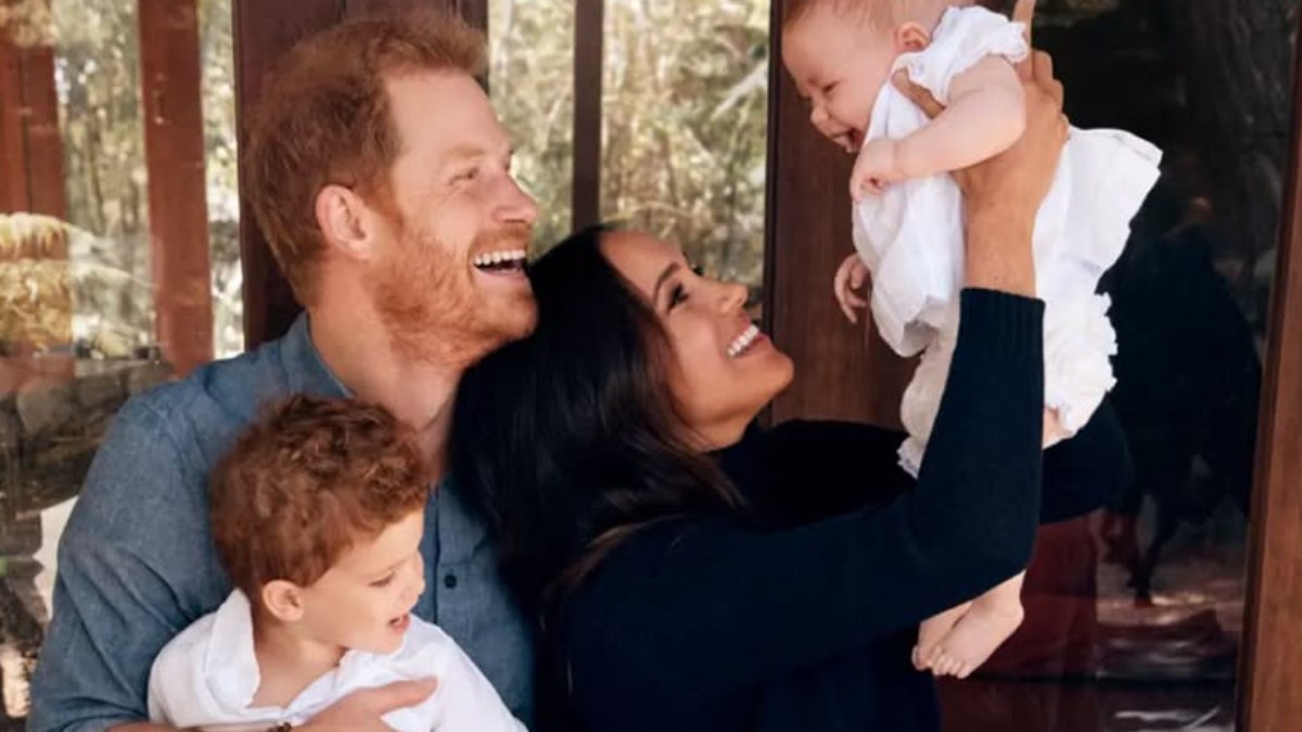 Luego de dos años, los hijos de Meghan Markle y el príncipe Harry ‘reaparecen’ en la felicitación navideña de los Sussex