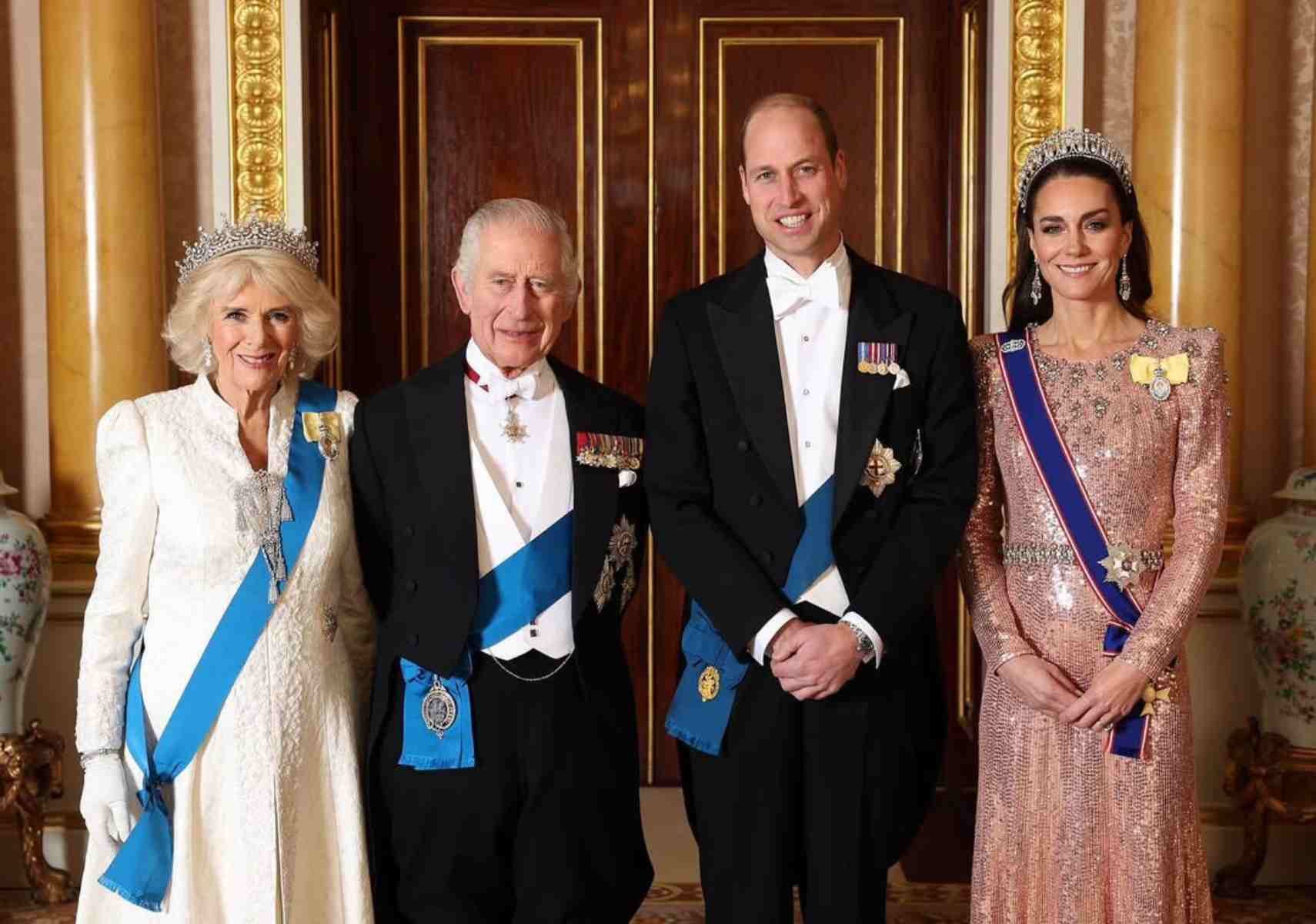 La reina Camila, el rey Carlos III, el príncipe William y la princesa Kate.