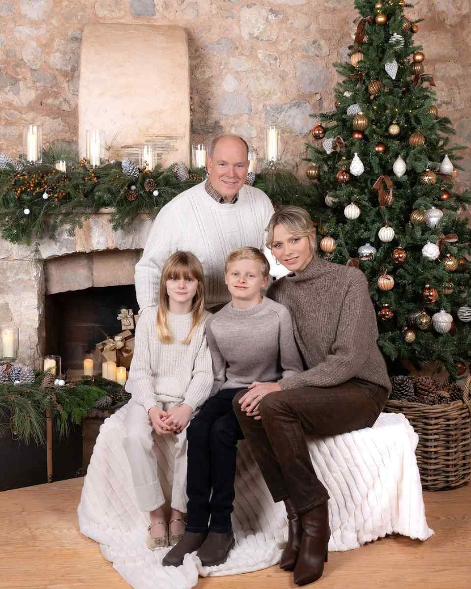 El príncipe Alberto de Mónaco, su esposa Charlene y sus hijos Jacques y Gabriella.