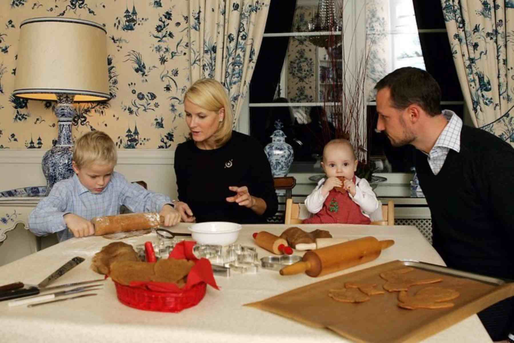 Una postal navideña de hace años los príncipes de Noruega.