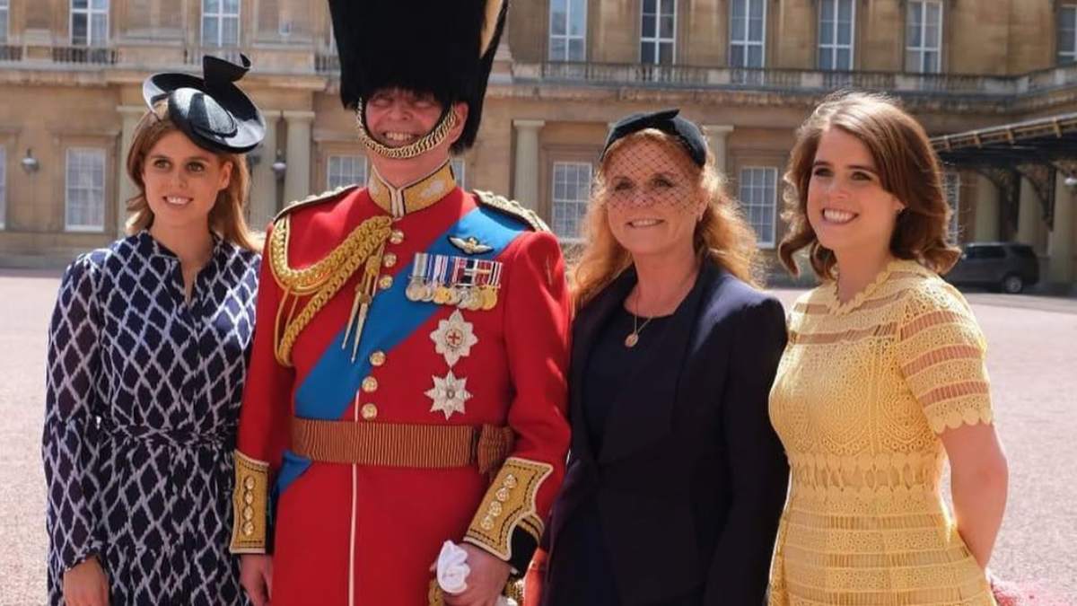El príncipe Andrés y sus hijas Beatriz y Eugenia celebrarán Navidad apartados de la Familia Real 