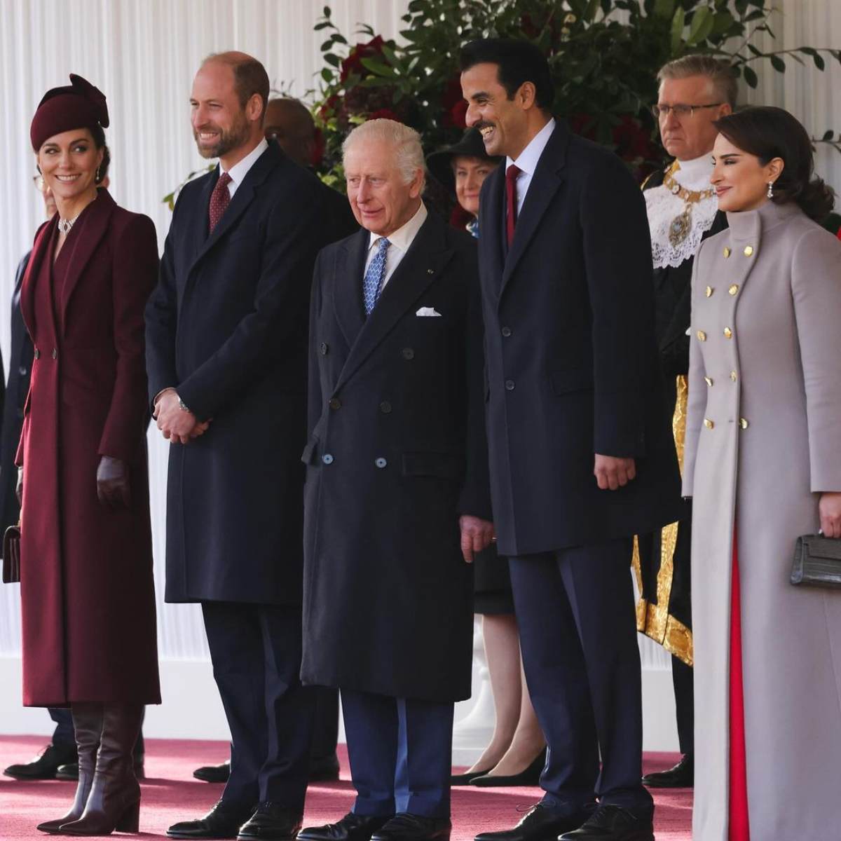 Kate Middleton eligió un look burdeo que combinó con un collar de perlas de la reina Isabel II.