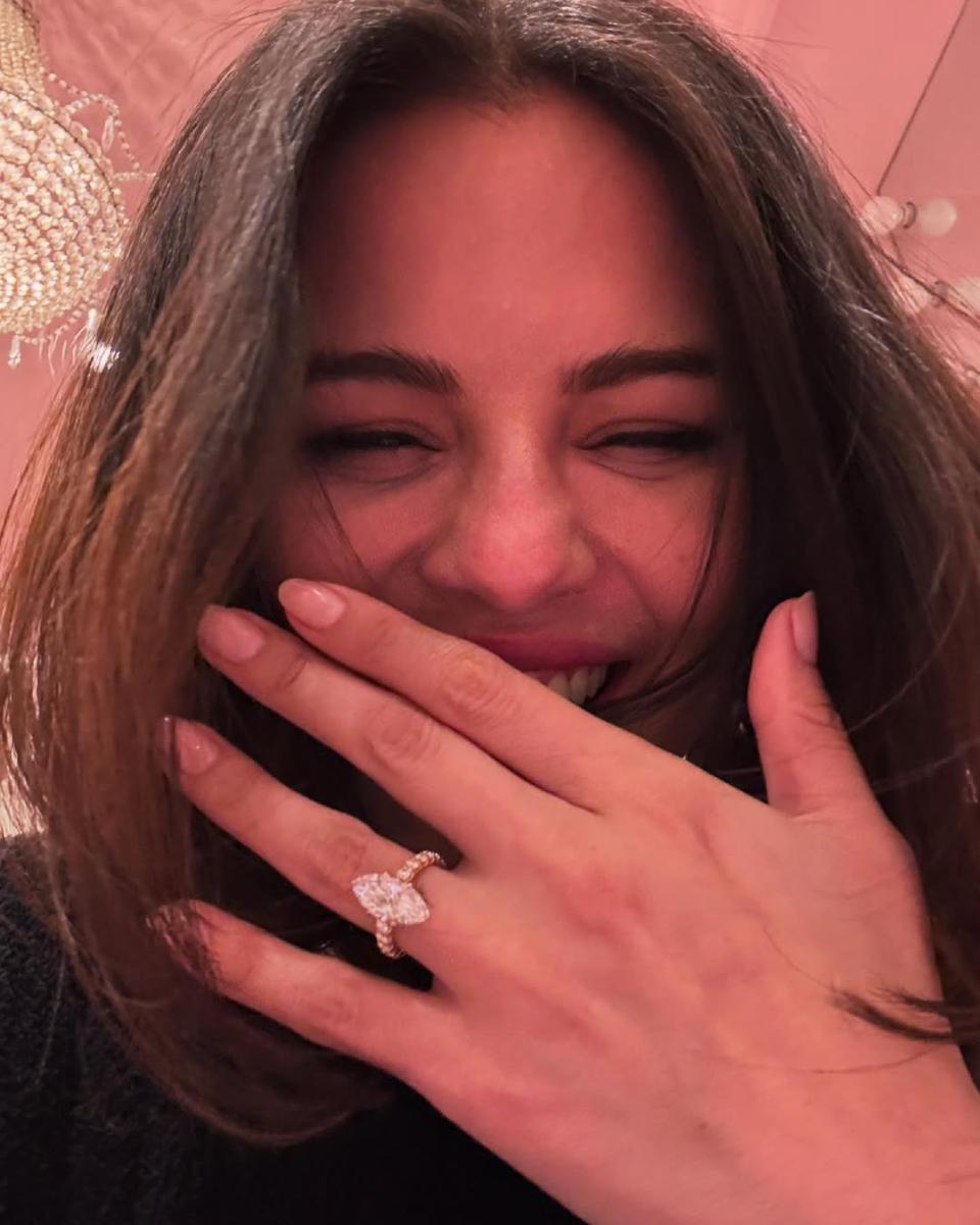 Se especula que Benny Blanco eligió el diseño del anillo inspirado en la canción "Good For You", de Selena Gomez.