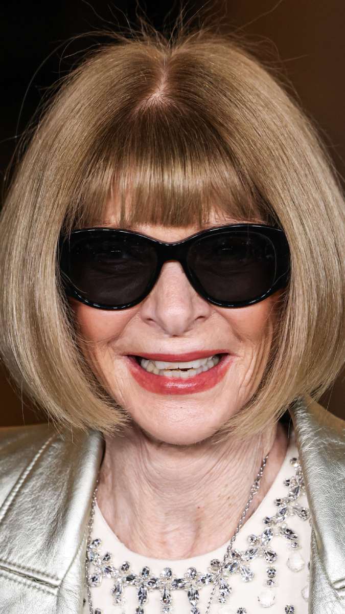 Las gafas oscuras son un accesorio icónico en Anna Wintour.