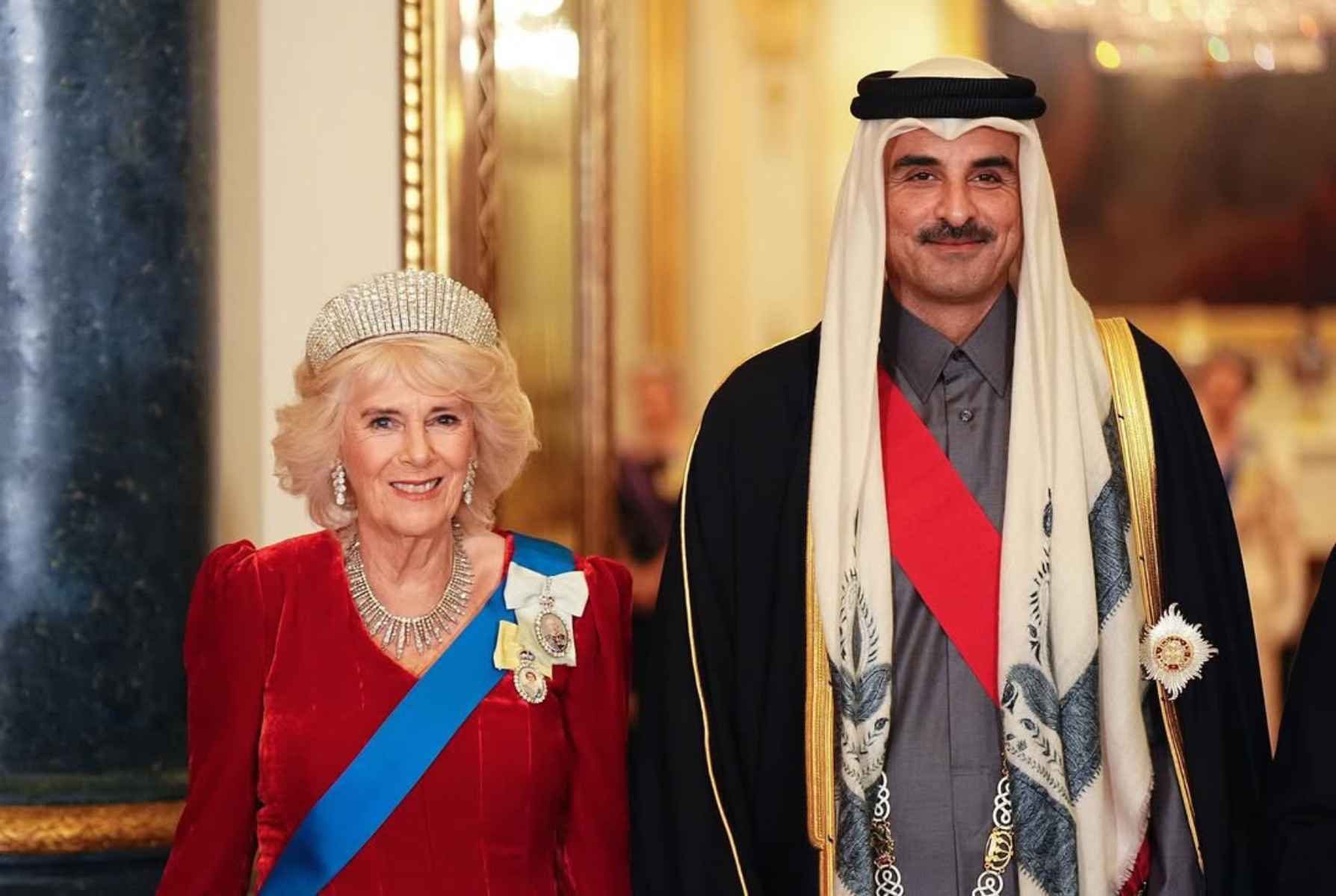 La reina Camilla eligió un vestido rojo que combinó con algunas joyas que pertenecieron a la reina Isabel II.