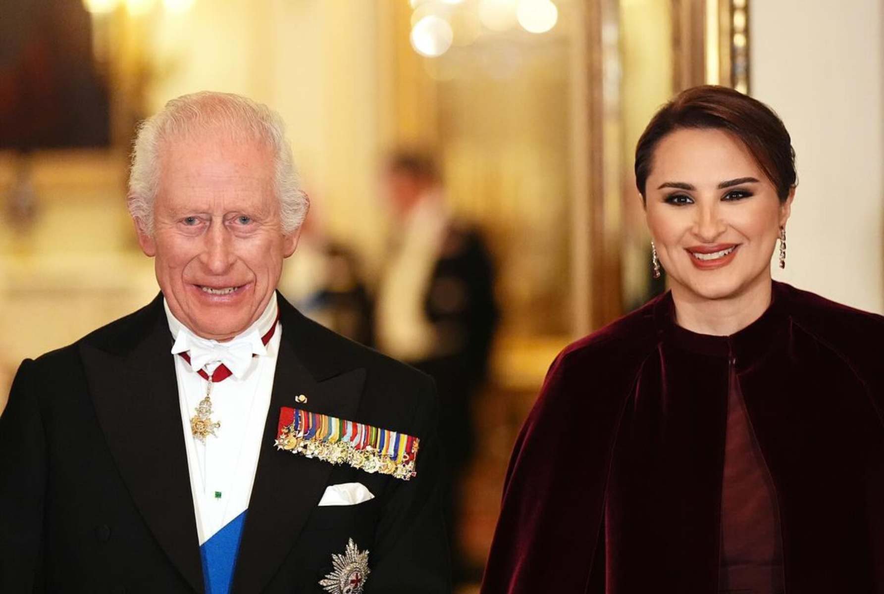 El rey Carlos III junto a la jequesa de Qatar, Jawaher bint Hamad bin Suhaim Al Thani.