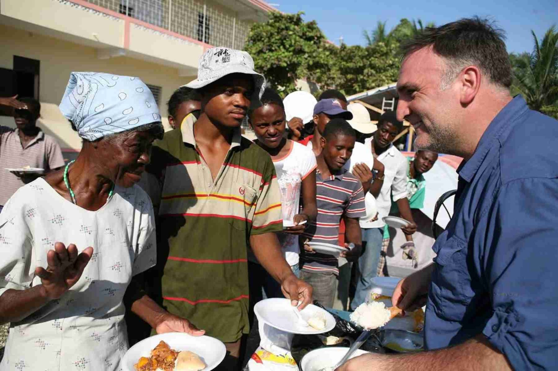 A través de su fundación World Central Kitchen, el chef español José Andrés ha contribuido brindando alimento a víctimas y voluntarios de los incendios en Los Angeles.