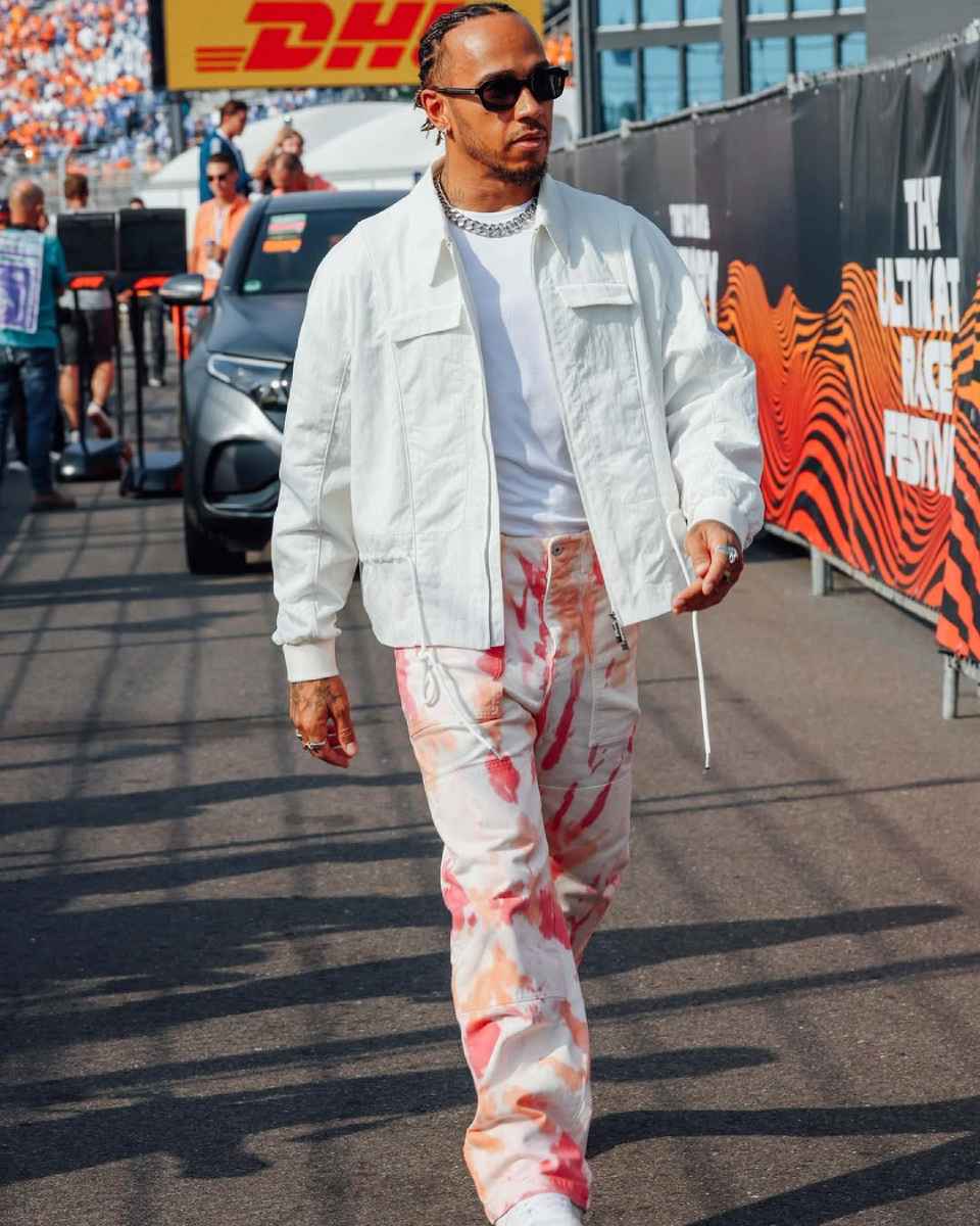 El piloto Lewis Hamilton ha sido relacionado con varias famosas, como Shakira.