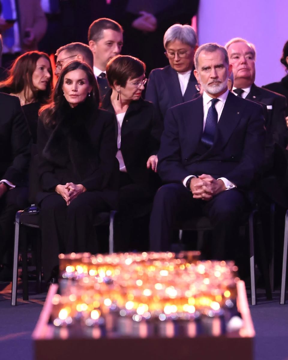 Al parecer la reina Letizia mantiene distancia de otras reinas, como Mary de Dinamarca y Máxima de Holanda, de quienes no se despidió en Según testigos, la reina Letizia de España no se despidió de los invitados a la ceremonia en Auschwitz.