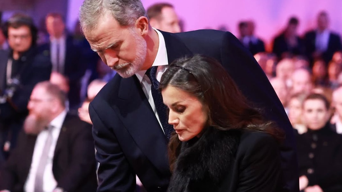 Un desplante de la reina Letizia en Auschwitz pone en jaque a la Casa Real de España y el rey Felipe VI se disculpa en su nombre