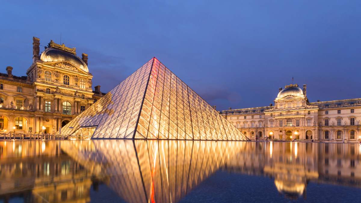 El Louvre abraza la moda: una gala histórica y una exposición que celebran el lujo y el arte
