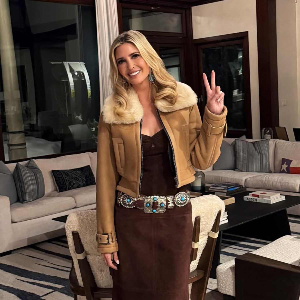 Ivanka Trump eligió para sus vacaciones un vestido café de gamuza, que combinó con una cazadora y botas.