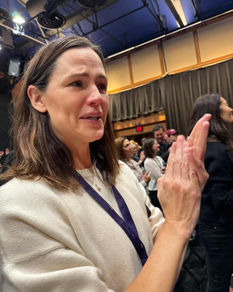 Jennifer Garner se ha sumado como voluntaria para apoyar a los cuerpos de emergencia que están intentando controlar los incendios en Los Angeles.