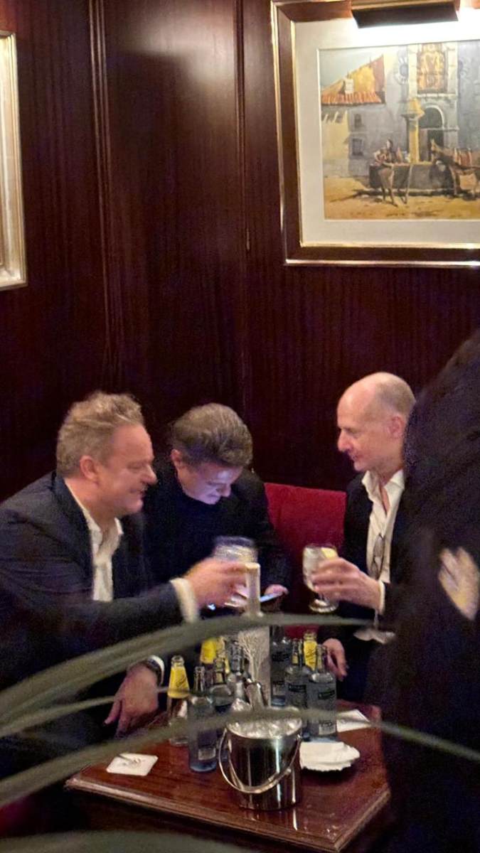 Luis Miguel estuvo muy al pendiente de su celular.