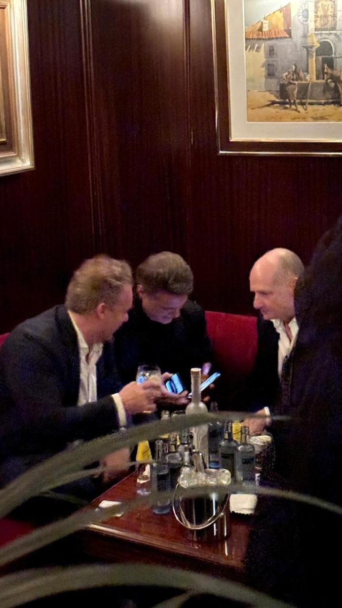 Luis Miguel y sus amigos disfrutaron de una velada en el piano bar de moda Toni2 de Madrid.
