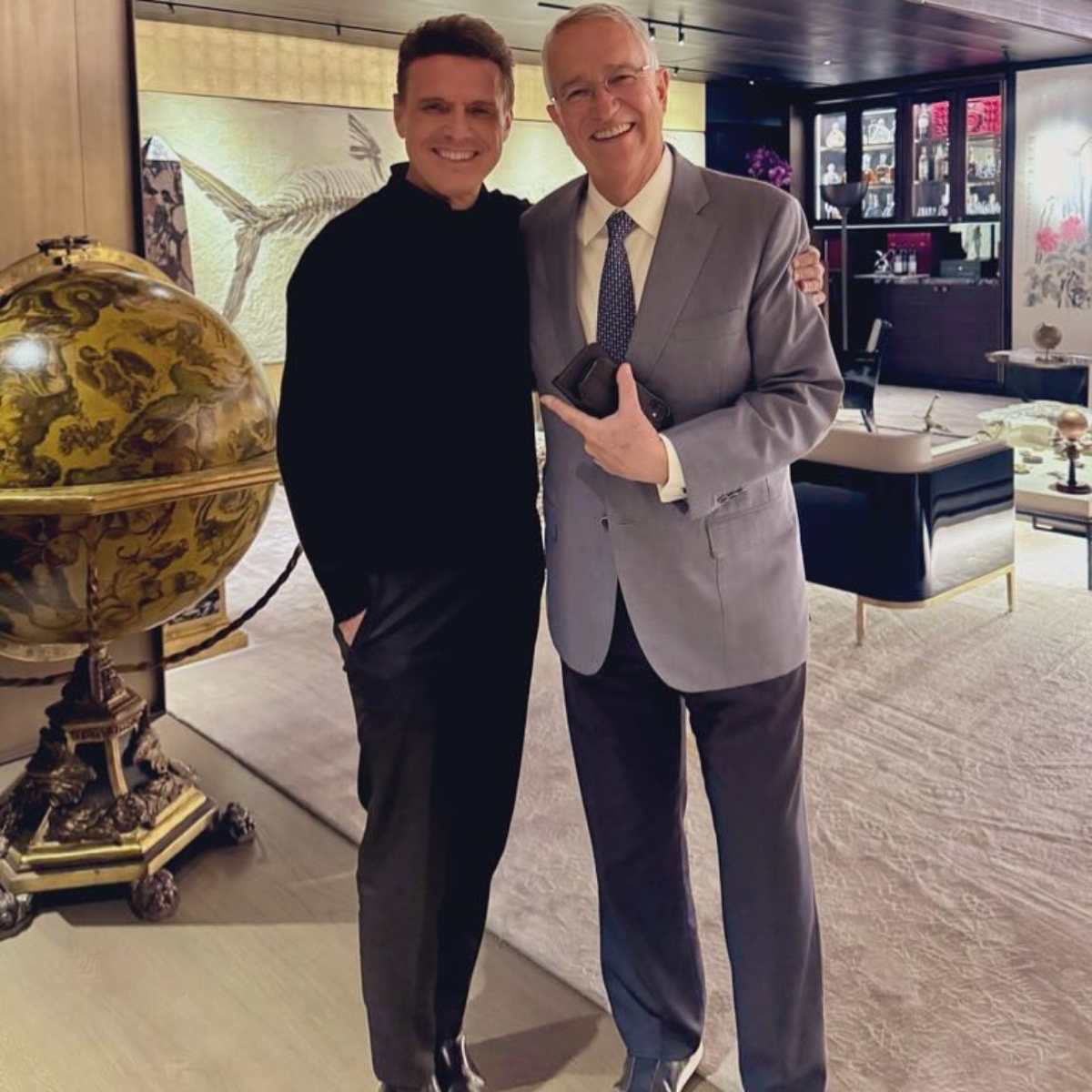 Luego de su última presentación en la Arena Ciudad de México, Luis Miguel aceptó la invitación de Ricardo Salinas Pliego y disfrutaron de una velada en casa del empresario.