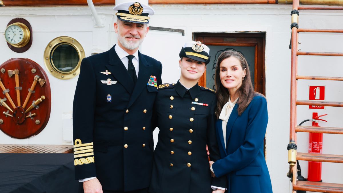 Los reyes Felipe VI y Letizia de España despidieron a su hija, la princesa Leonor, quien retomó su estudios militares a bordo del buque escuela Juan Sebastián Elcano.