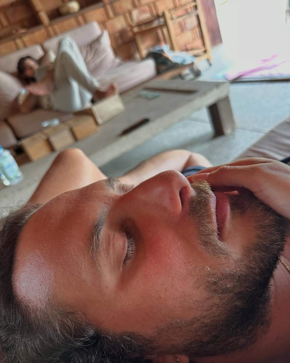 Stephanie Cayo compartió una tierna imagen donde se aprecia cómo sostiene el rostro de Sebastián Zurita.