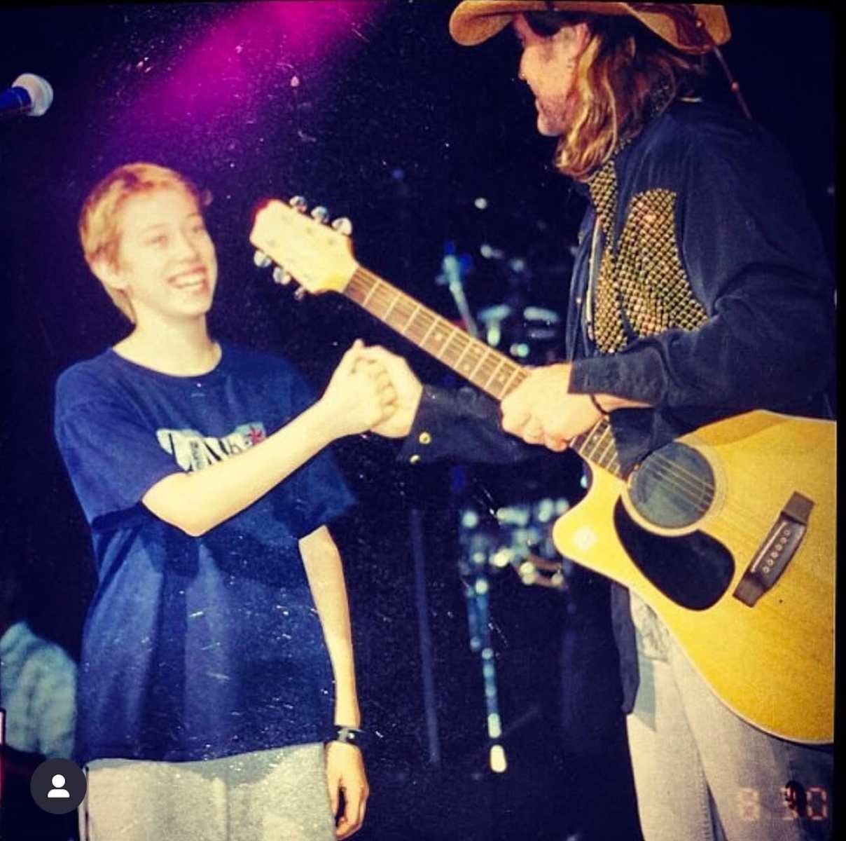Trace Cyrus compartió una foto de su infancia junto a su papá Billy Ray Cyrus.