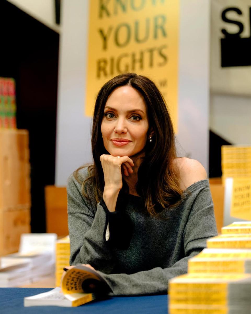 Angelina Jolie se ha sumado, junto con sus hijos, a ayudar a los afectados por los incendios en Los Ángeles. 