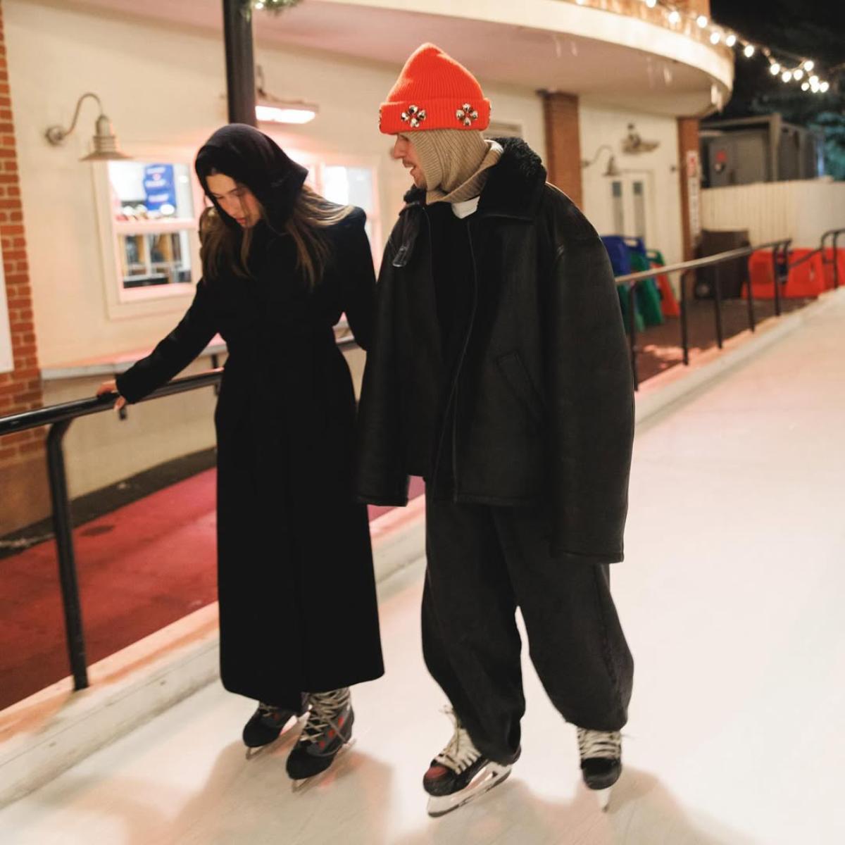 Hailey Bieber y Justin Bieber patinando en Aspen.