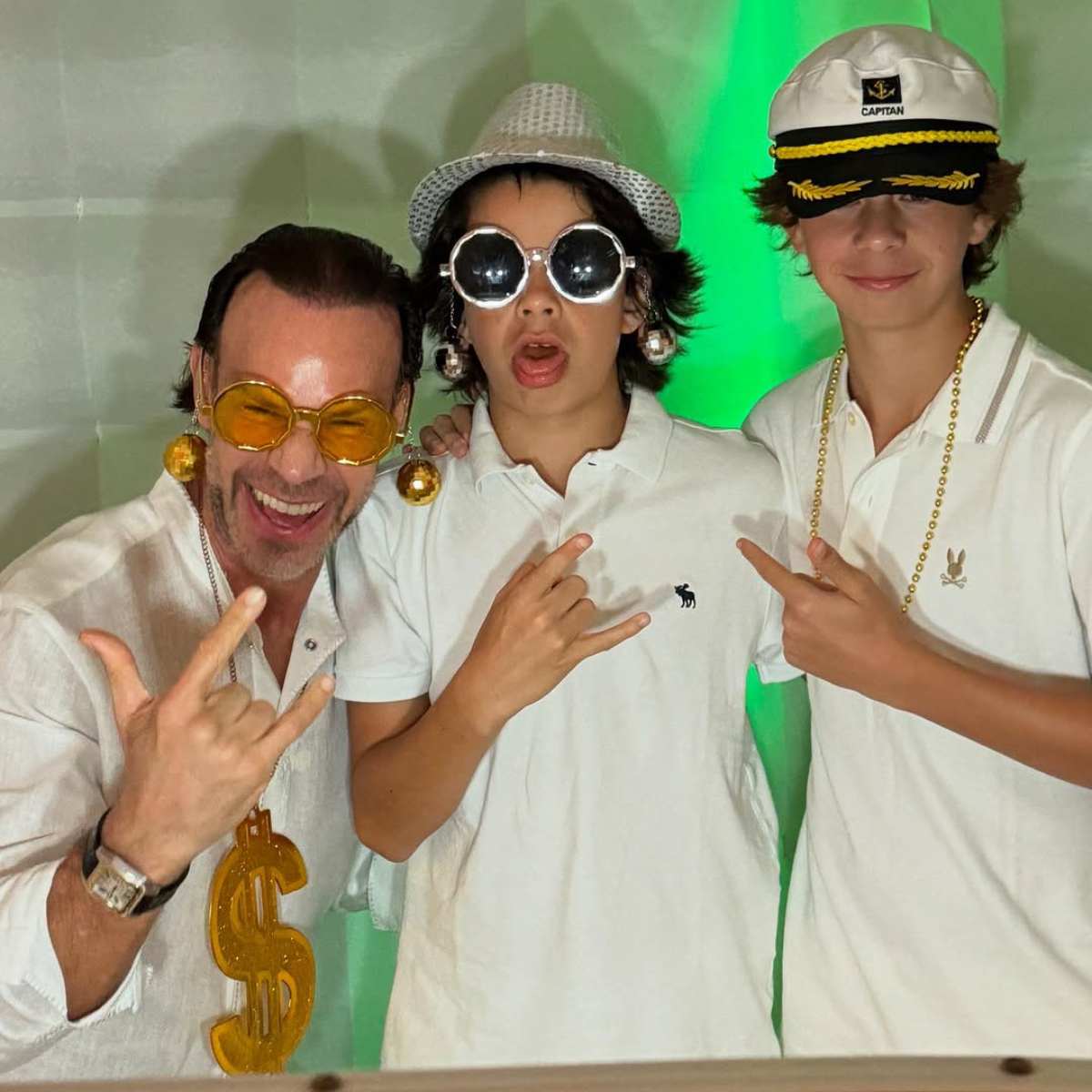 Luis Roberto Alves con sus hijos de 13 años celebrando el Año Nuevo 2025.