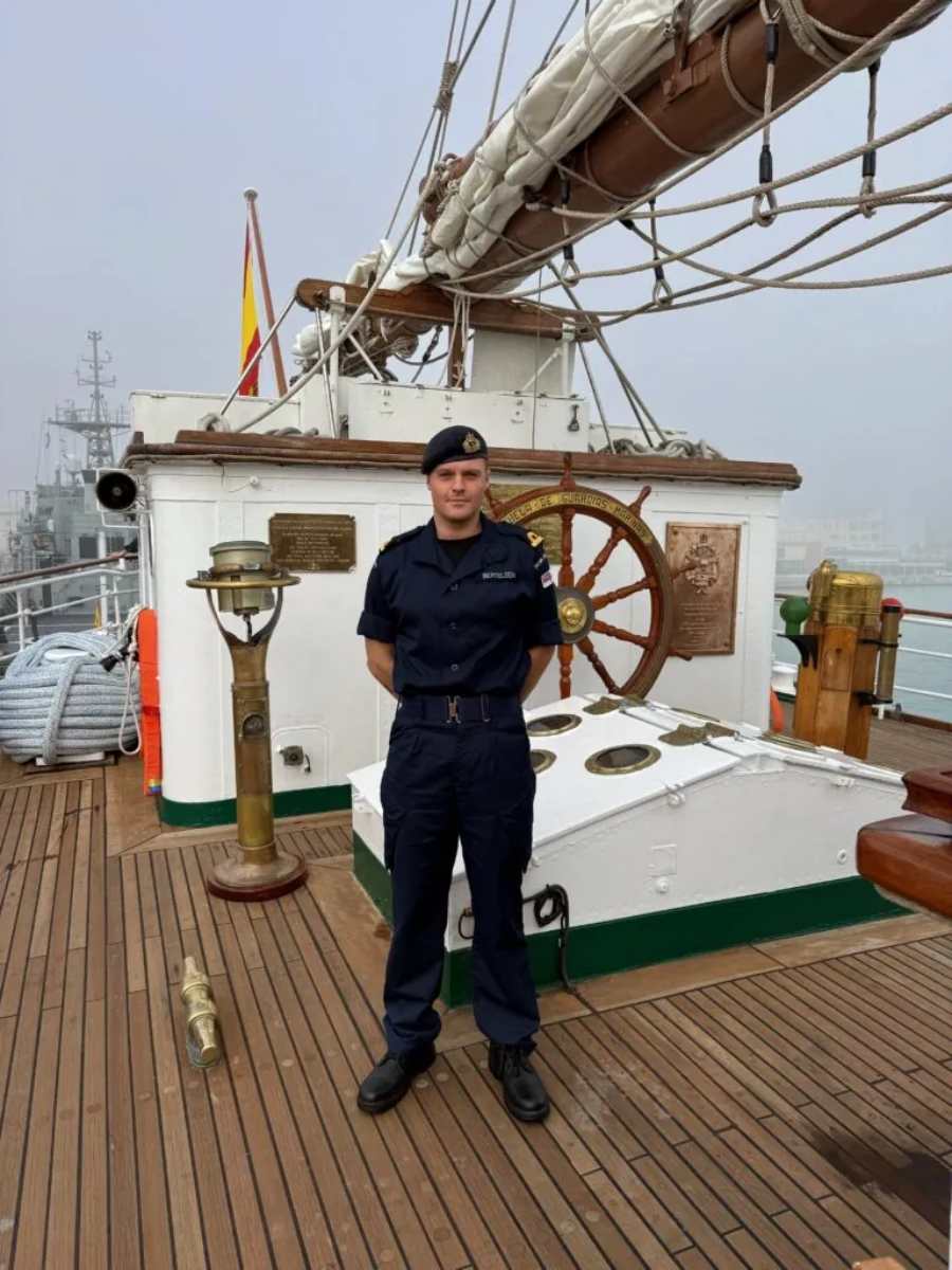 Joseph Bertelsen viaja junto a la princesa Leonor abordo del buque Elcano.