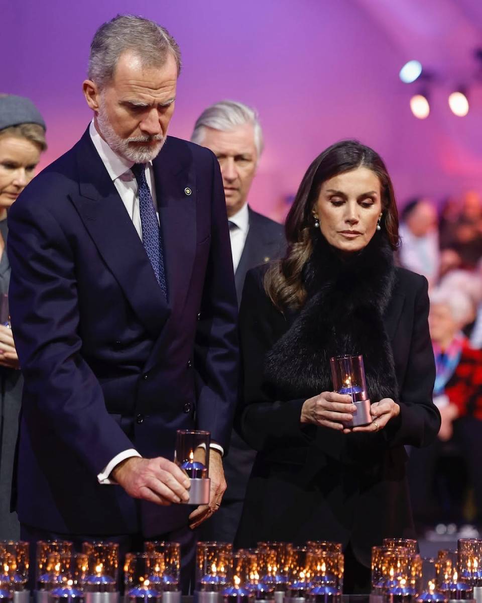 Felipe VI y Letizia prendieron velas en memoria de las víctimas de Auschwitz. 