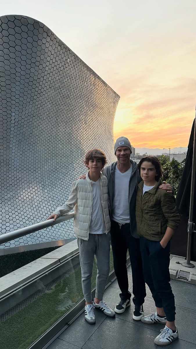 Los hijos de "Zague" están a punto de alcanzarlo en estatura.
