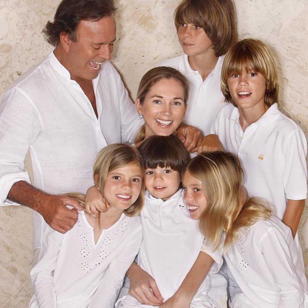 Actualmente, Julio Iglesias vive con su esposa Miranda Rijnsburger en las Bahamas.
