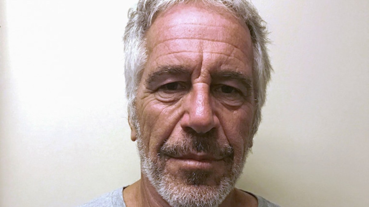 Jeffrey Epstein fue acusado de traficar sexualmente a niñas y jóvenes menores de edad.