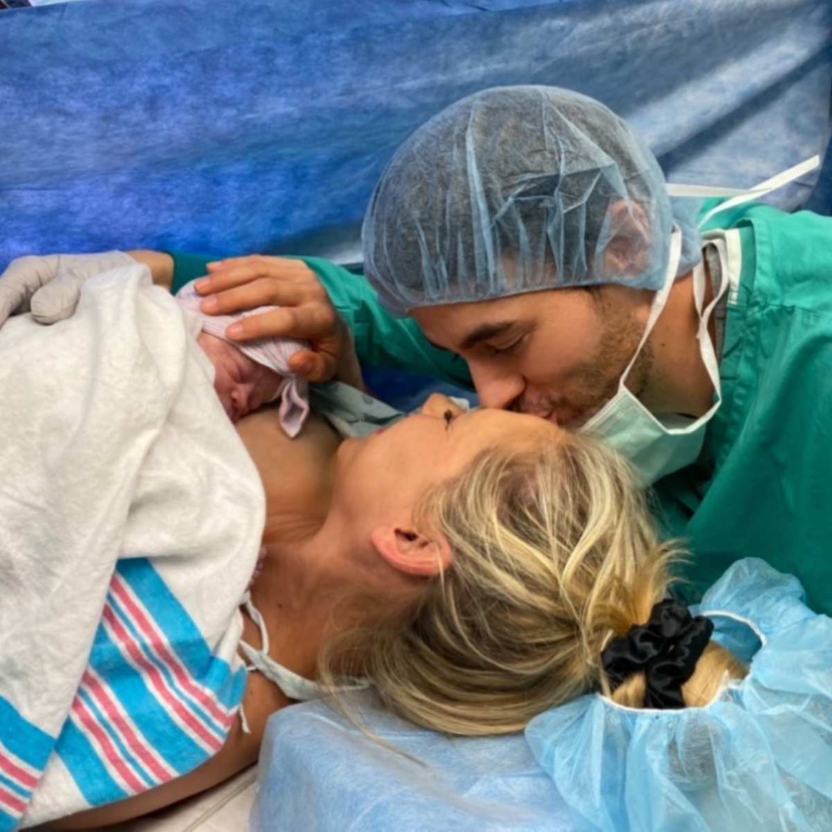 Anna Kournikova y Enrique Iglesias son padres de los mellizos Nicholas y Lucy, de 7 años, y Maria, de 4.