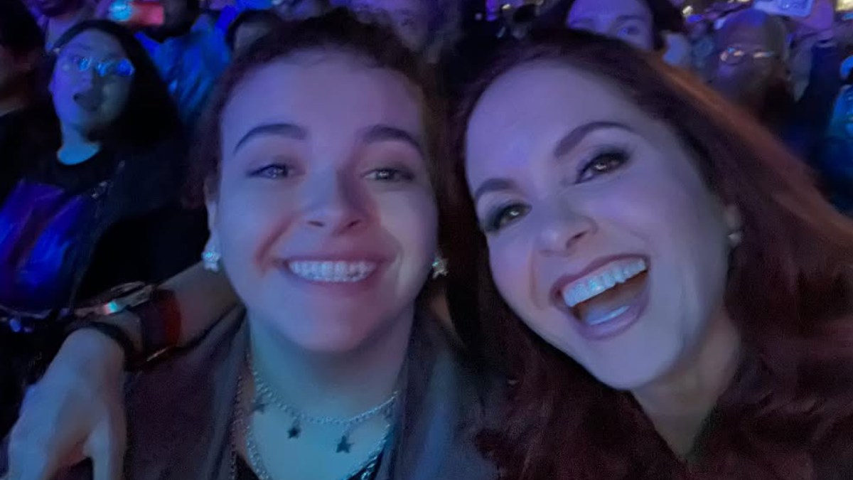 Lucero felicita a su hija Lucero Mijares, quien acaba de cumplir 20 años