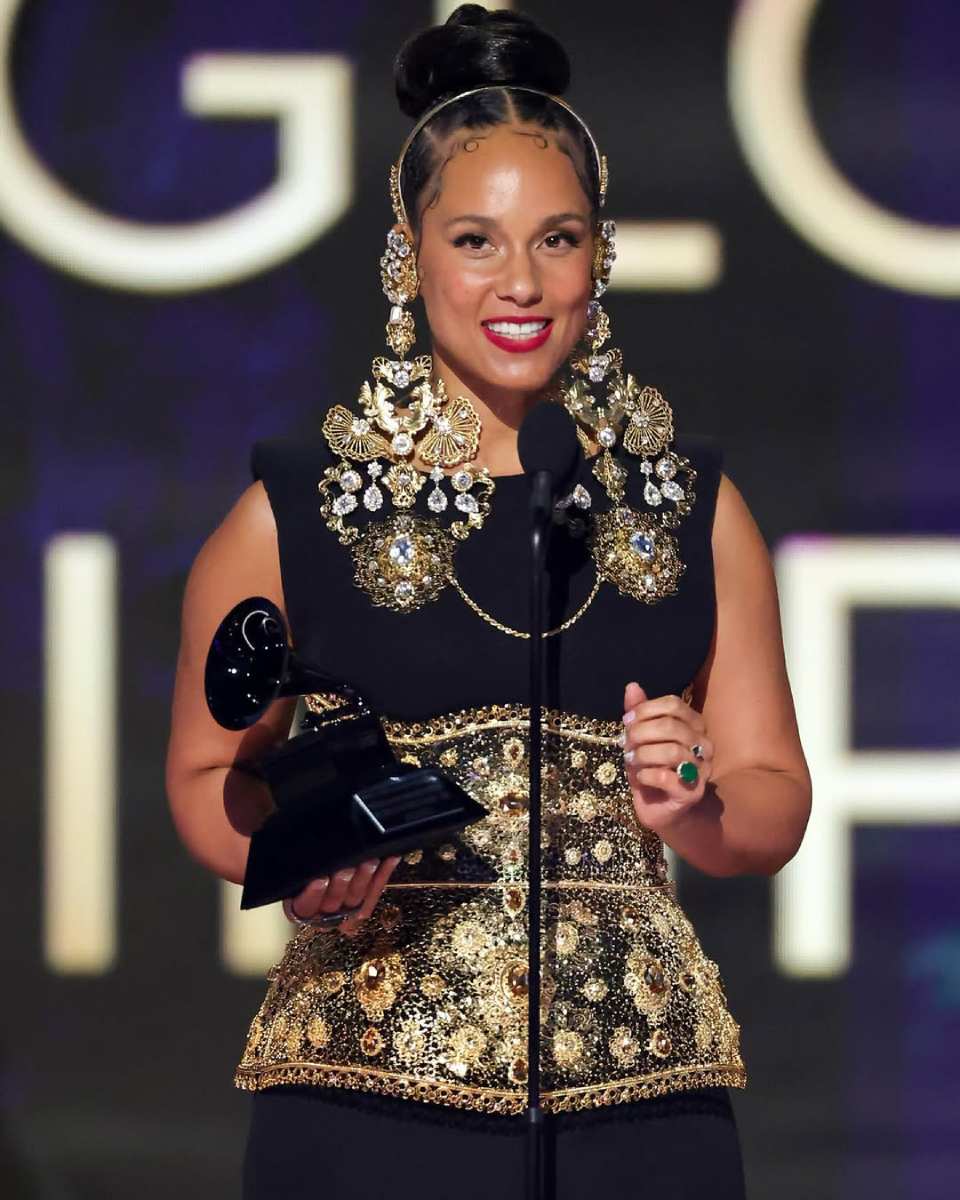 Alicia Keys posó con su Grammy honorario. 