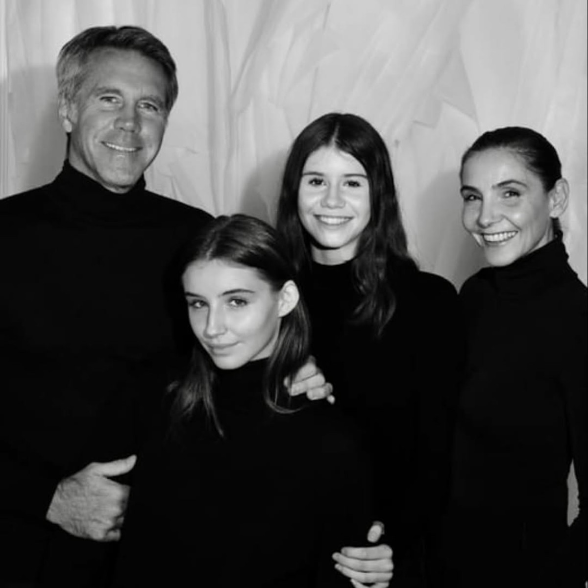 El príncipe Manuel Filiberto de Saboya junto a Clotilde Courau y sus hijas Victoria y Luisa.
