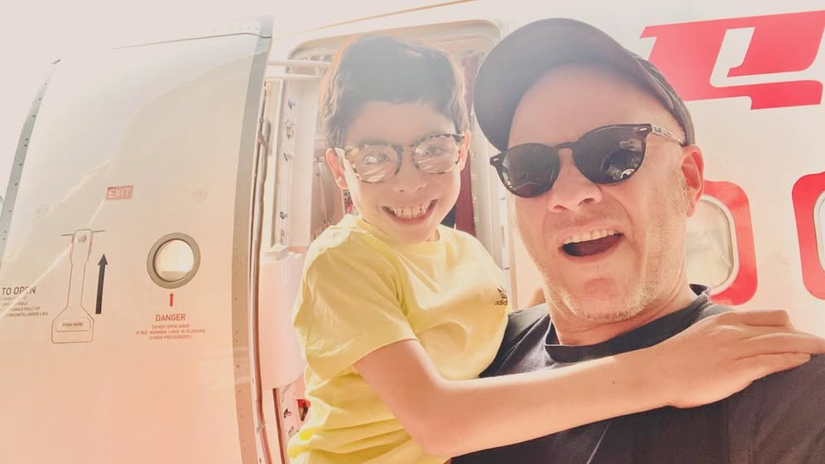 El actor Ari Brickman y el pequeño Julián Tello.