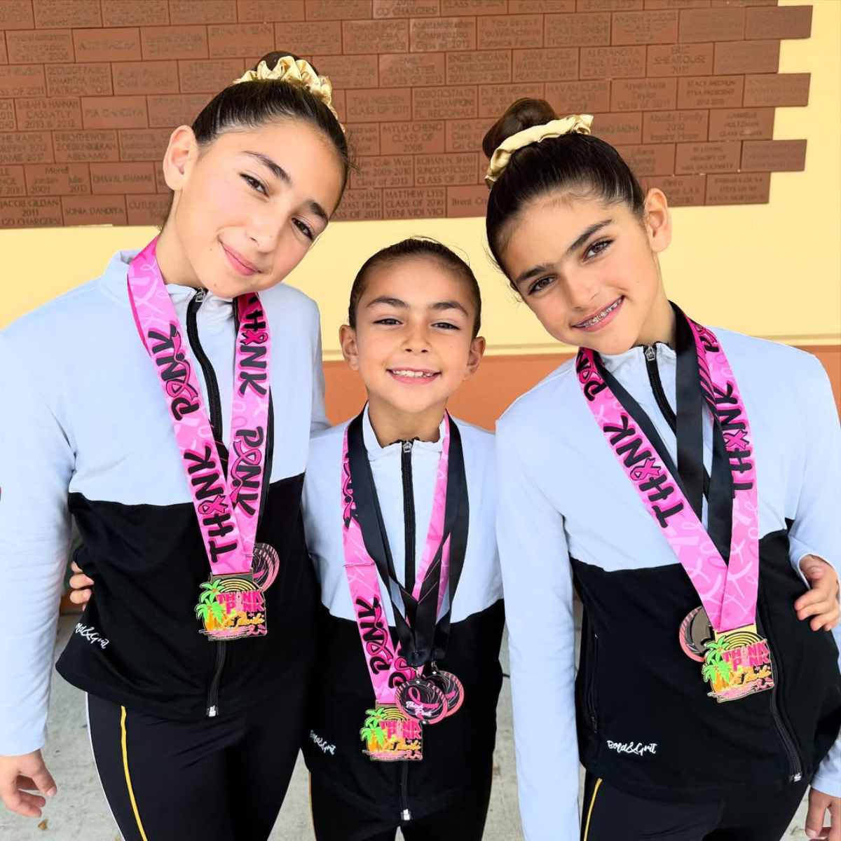 Jacky, Renata y Caro, hijas de Jacky Bracamontes y Martín Fuentes, son apasionadas de la gimnasia. 