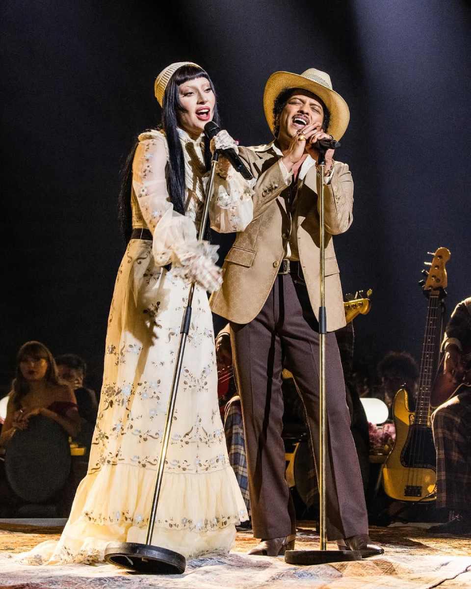 Lady Gaga y Bruno Mars ofrecieron un dueto en la entrega. 