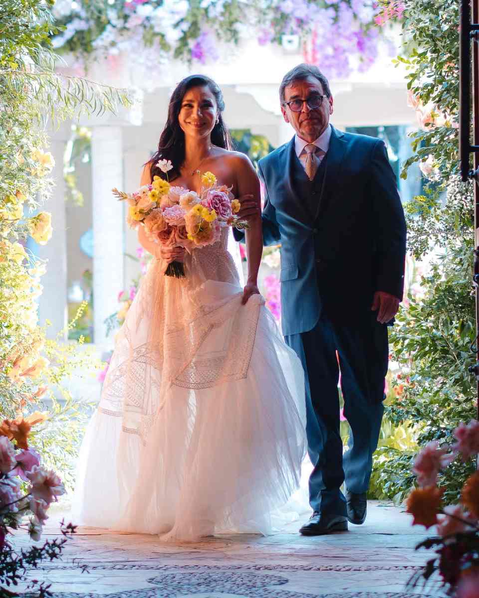Martha Higareda con su papá el día de su boda.
