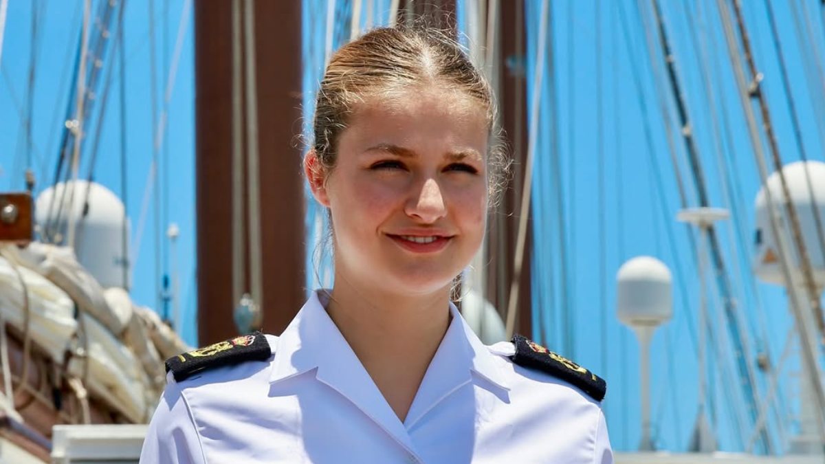 Te decimos quién es el joven guardiamarina fotografiado en actitud cariñosa con la princesa Leonor