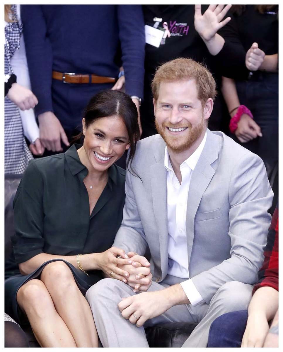 Harry y Meghan tomados de la mano.