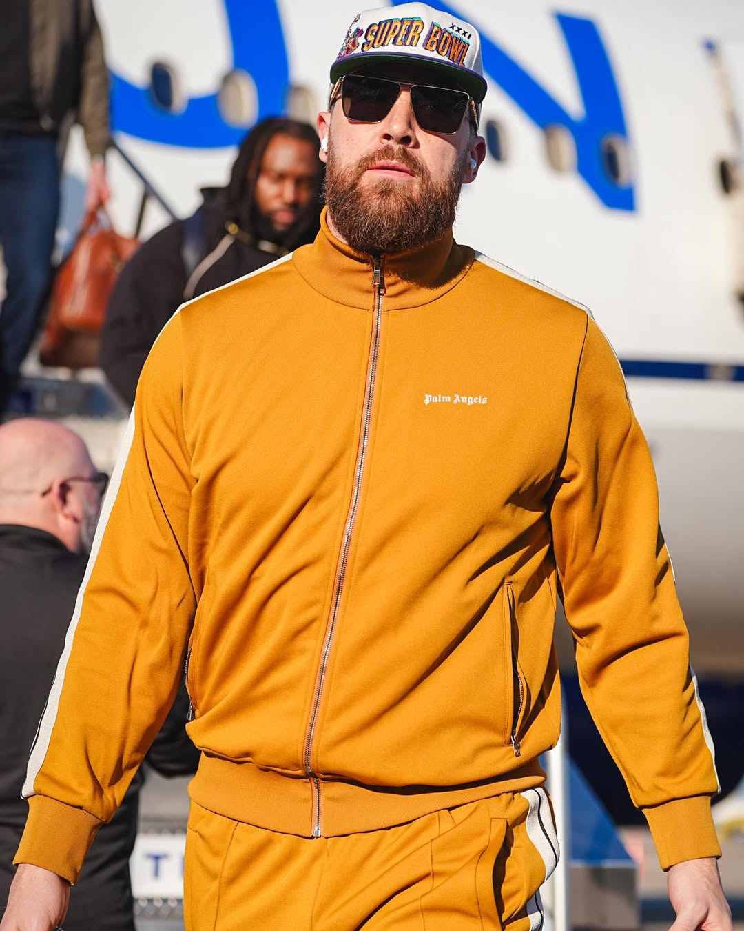Travis Kelce tiene más de seis millones de seguidores, así como su propia marca de ropa Tru Kolors.