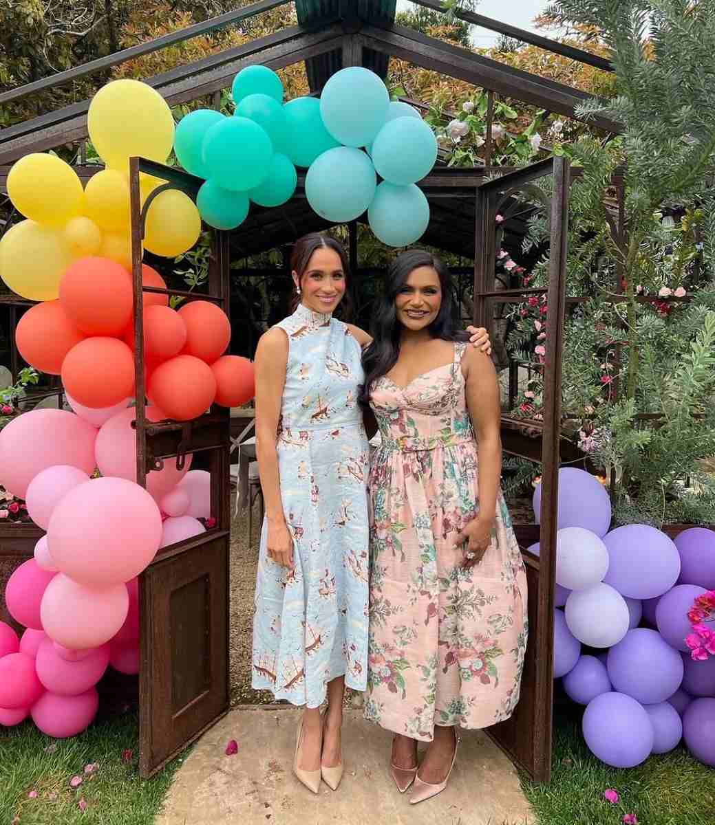 Mindy Kaling, amiga de Meghan Markle, fue una de sus invitadas a su show.