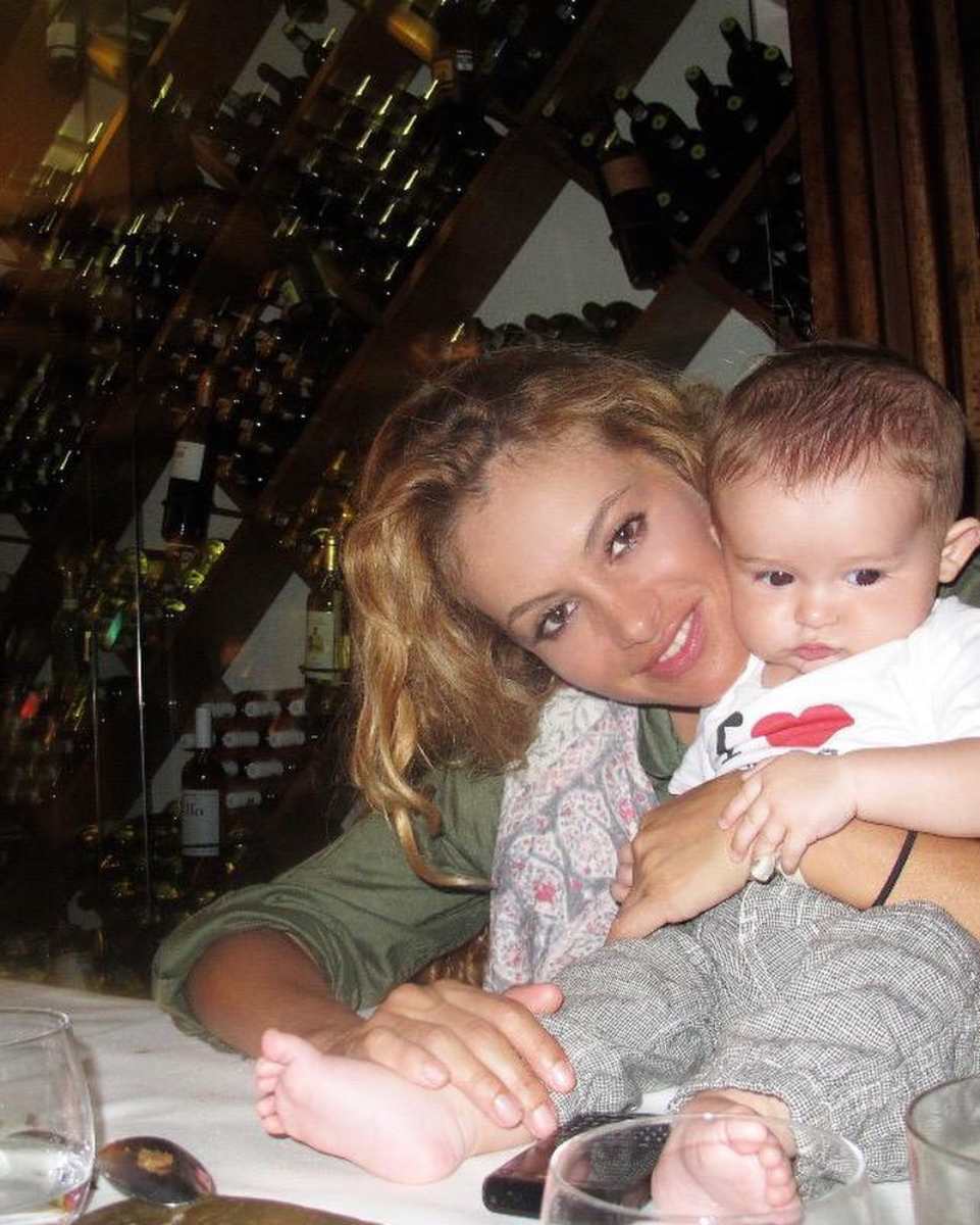 Por órdenes de un juez, Paulina Rubio consiguió que a su hijo le retirarán el pasaporte para que no pudiera abandonar los Estados Unidos.