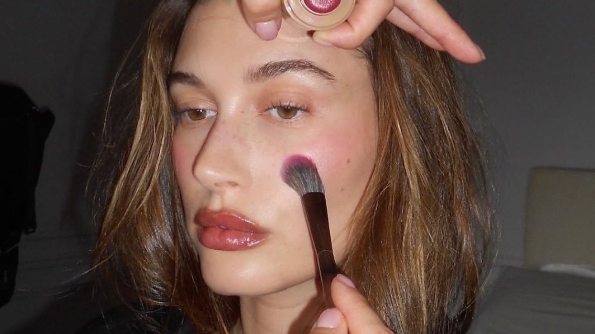 Aumentan rumores de que Hailey Bieber planea vender Rhode, su marca de belleza, y esta sería la razón