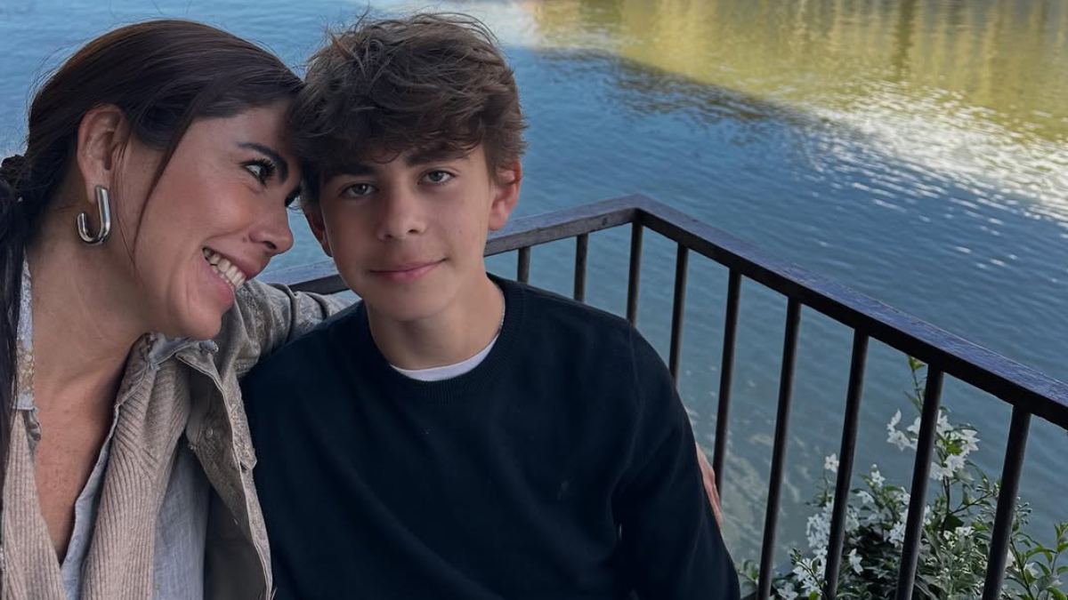 Todo un galán, Leonardo, hijo de Paola Rojas levanta suspiros junto a su mamá en su viaje por Europa