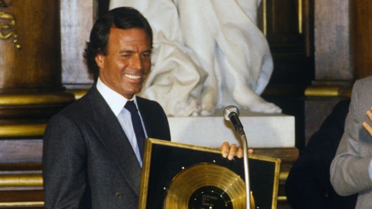 Julio Iglesias es uno de los cantantes españoles más famosos en el mundo.