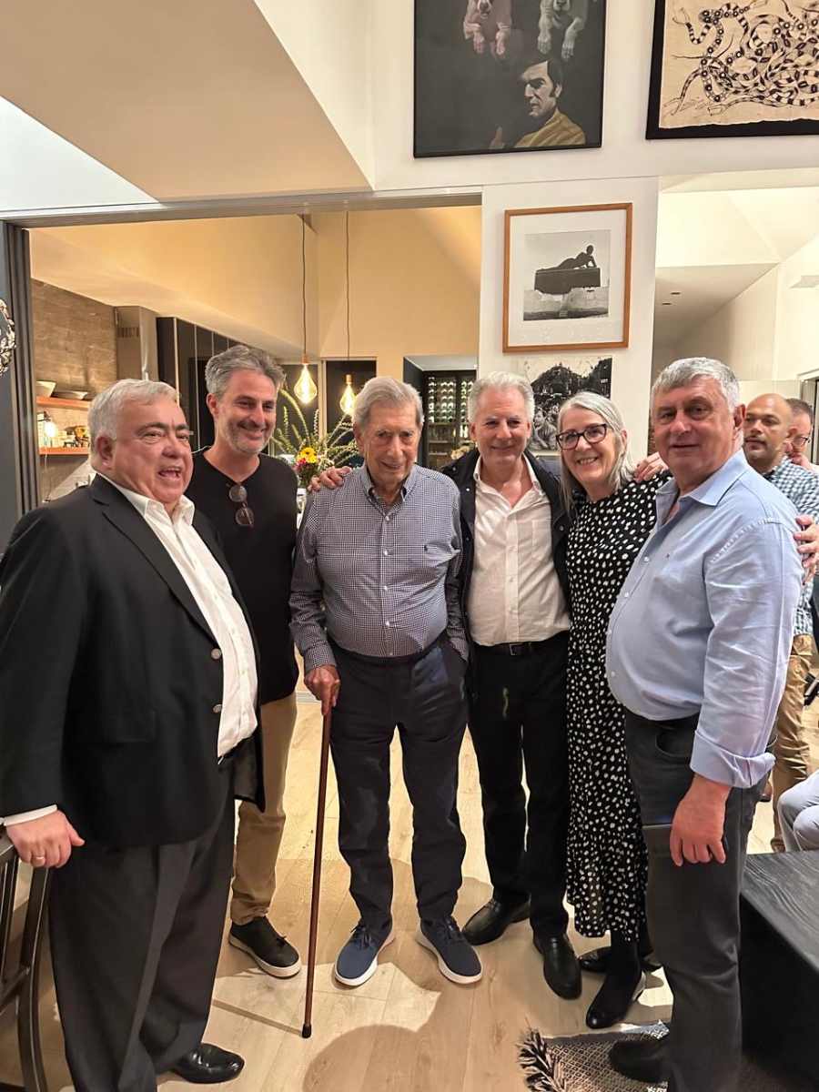 Mario Vargas Llosa se apoyaba de un bastón para caminar.